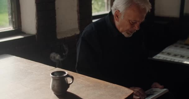 Triste vieil homme aux cheveux gris regarde le portrait d'un ami proche perdu, le chagrin et la dépression et la dépression mentale, 4k 60p Prores — Video