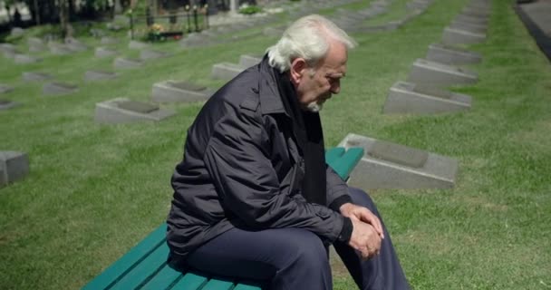슬픈 백발의 남자 가 묘지에 앉아 가까운 사람을 잃은 슬픔 과 슬픔 , 4k 60p 프로방스 — 비디오