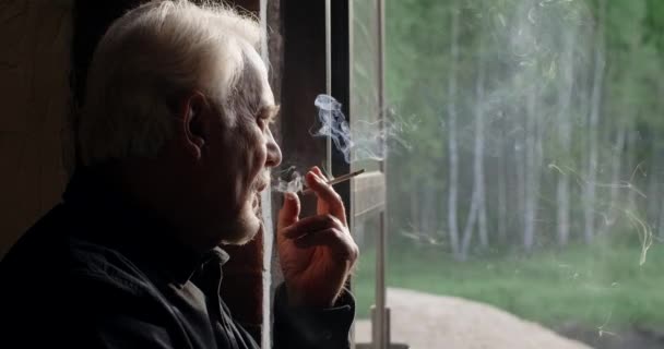 Triste viejo canoso fuma cigarrillo, dolor y tristeza del anciano, 4k 60p Prores — Vídeo de stock