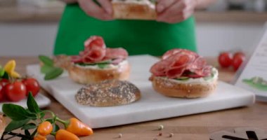 Aşçı ağır çekimde pepperonili poşetler yapar. Salamlı hamburger yapmak, 4k 60p Prores