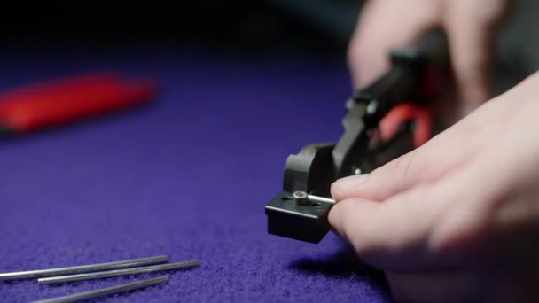 Luthier stříhá dráty nůžkami, připravuje se na rozčilení v kytarovém dílně, 1080p 240fps Prores HQ — Stock video