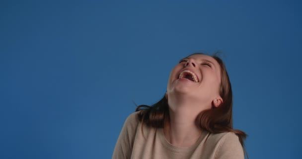 Kvinde griner glædeligt på den blå skærm, chroma nøgle, 4k 60p Prores – Stock-video