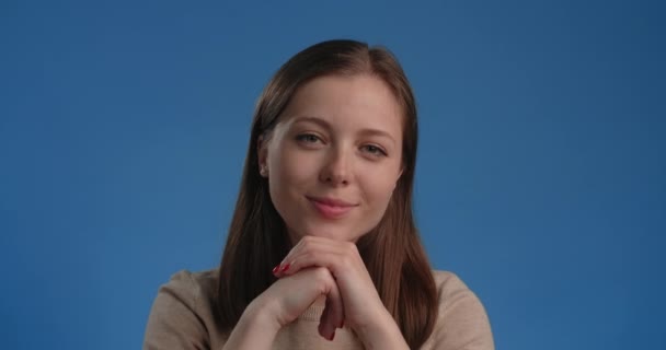 Porträtt av den leende kvinnan ser till kameran på kroma nyckel blå skärm bakgrund, 4k 60p Prores — Stockvideo