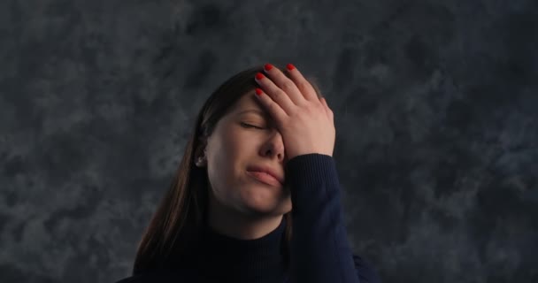 Skuespiller kvinde gør facepalm flytte i studiet på den mørke baggrund, 4k 60p Prores – Stock-video