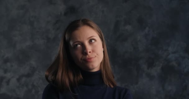 Portrét ženy, která se nudí a nemá zájem, 4k 60p Prores — Stock video
