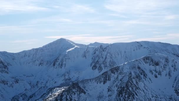 La vista de los picos nevados de las montañas en un día soleado, 4k 60p — Vídeo de stock