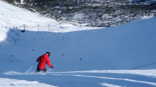 Narciarze jeżdżą na nartach po stokach w górach, zjazdach górskich, 4k 60p — Wideo stockowe