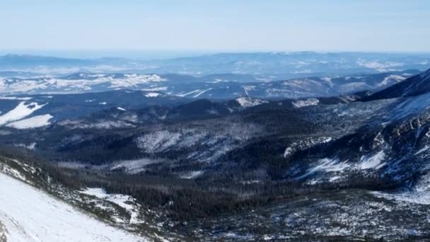 全景的大雪在冬季的高山上奔流，人们在高山上滑行，4k60p — 图库视频影像