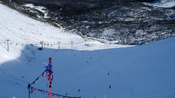 Panorama dużej trasy narciarskiej w górach zimowych, narty w górach, 4k 60p — Wideo stockowe
