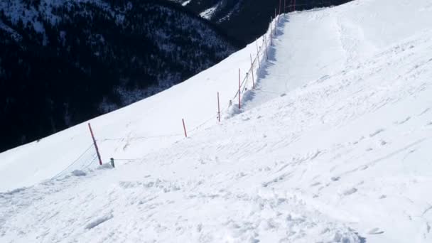 Panorama trasy narciarskiej w górach zimowych, narty w górach, 4k 60p — Wideo stockowe