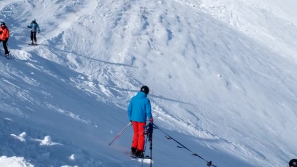 Dağ kayakçıları kayak pistinde yokuş aşağı kayıyor, dağ kayağı, 4k 60 peni. — Stok video