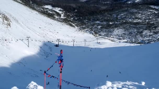 Panorama van de grote skipiste in de winterbergen, mensen skiën in de bergen, 4k 60p — Stockvideo