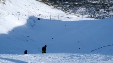 Kış dağlarındaki büyük kayak manzarası, insanlar dağlarda kayak yapıyor, 4k 60 peni.