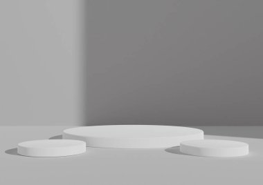 Üç podyum ya da stantlı 3 boyutlu ürün sunumu. Sade, minimal beyaz ve gri kompozisyon. Pencere ışığı sağ taraftan geliyor. Kozmetik ürünler için iyi