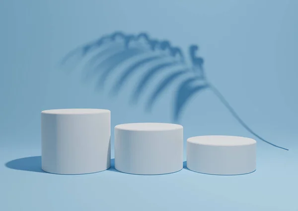 Parlak, açık gökyüzü mavisi, doğa ürünleri için arka planda üç podyum ya da standı ve palmiye yaprağı gölgeleri olan basit, minimal ürün kompozisyon arkaplanının 3D görüntüsü