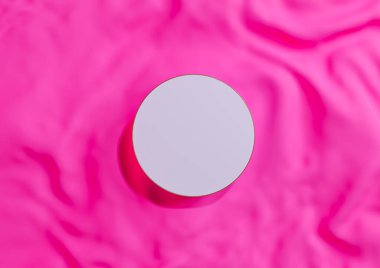 Parlak morumsu, neon pembe 3D görüntüleme en düşük görünüm düz daire podyum ya da yukarıdan lüks kozmetik ürün fotoğrafçılığı için dalgalı tekstil üzerinde altın çizgi ile ayakta