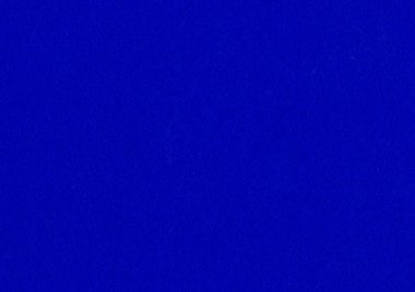 Pürüzsüz, koyu lacivert kağıt desenli arkaplan taramasının ultra HD büyük resmi. Kağıt materyalleri için ince fiber desenli, sunum için duvar kağıdı için metin alanı ile fotokopi alanı oluşturulmuş.