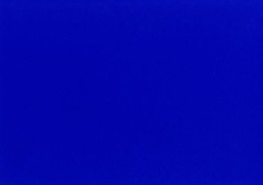 Pürüzsüz, koyu lacivert kağıt desenli arkaplan taramasının ultra HD büyük resmi. Kağıt materyalleri için ince fiber desenli, sunum için duvar kağıdı için metin alanı ile fotokopi alanı oluşturulmuş.