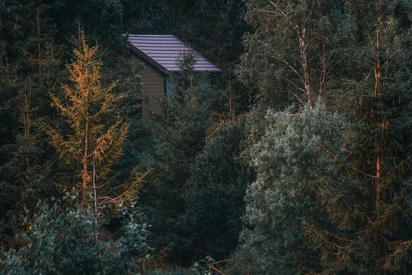 Çok ıssız bir ev var.