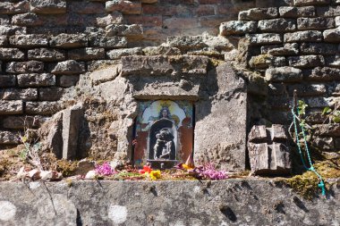 Güneşli bir günde yürüyüş yaparken Valdelatas Bakiresi 'nin küçük sunağı..