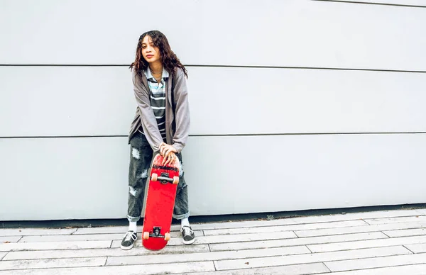 Junge Frau Mit Skateboard Auf Der Straße Hat Spaß Lächelnd — Stockfoto