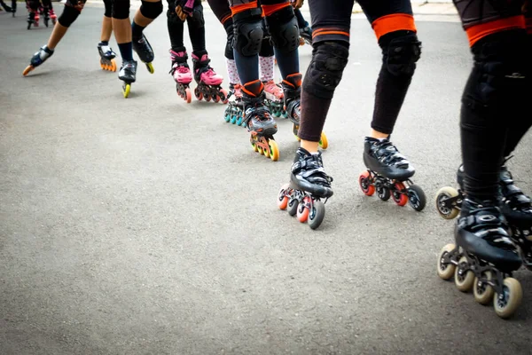 Feet Group Teenagers Practicing Doing Sport Skating Skating Rink Competing — Stock Photo, Image