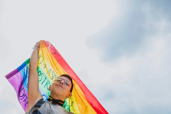 Gayové Chlapec Zvyšování Lgbt Vlajka Brýlemi Slunečný Den Oblohou Pozadí — Stock fotografie