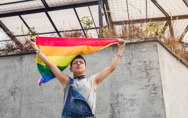 Gay Chlapec Vztyčit Vlajku Lgbt Protest Městě Slunečný Den — Stock fotografie