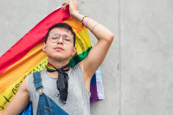 Gay Chlap Brýlemi Zvedající Vlajku Lgbt Šedé Městské Zdi Slunečný — Stock fotografie