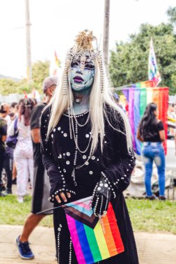 lgbt bayraklı trans adam güneşli bir günde hakları için lgbt gururuna büründü.