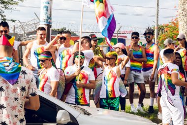 Lgbt topluluğunun önde gelen insanları şehirde protesto için bayraklara sahipler.