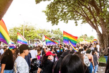 lgbt bayraklı insanlar açık havada güneşli bir günde