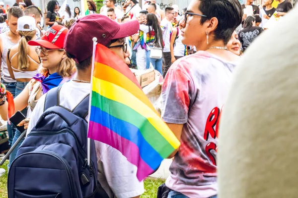 Studenti Lgbt Lidé Hrdosti Lgbt Spokojeni Vlajkou Slunečném Dni Venku — Stock fotografie