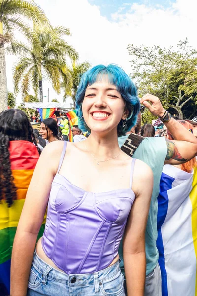 Krásný Modrý Vlasy Teen Žena Lgbt Hrdost Usměvavý Šťastný — Stock fotografie