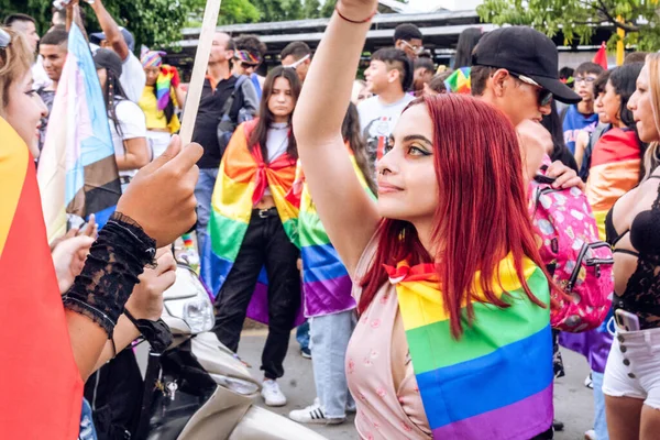 同性恋红头发女孩自豪地跳着舞 为自己在城市的权利而斗争 — 图库照片
