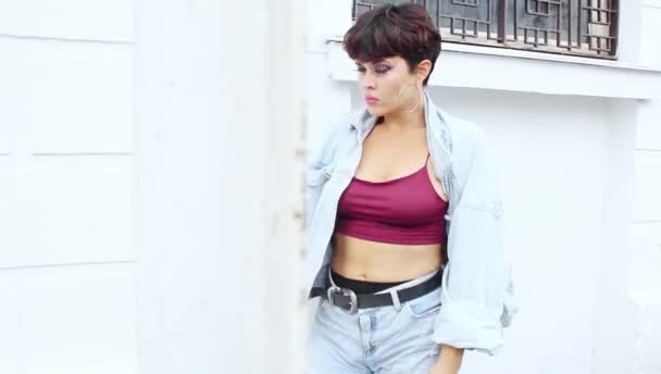 Short Hair Adult Woman Dancing City Street Outdoor Trendy Urban — Vídeo de stock