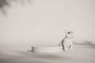 Podyum, buldog ve soyut arkaplan sahnesi. Pastel krem ve bej sahne. Sosyal medya afişleri, promosyon, kozmetik ürün fuarı için 3D moda hazırlama.