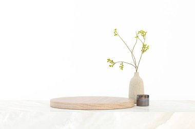 Tahta ürün, doğa yapraklarıyla podyum, beyaz arka planda kozmetik şişe. Ürün sunumu için en düşük model konsepti. Sosyal medya afişleri, promosyon, stüdyo için 3D modaName