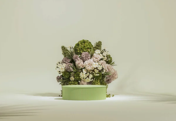 Affichage Podium Fond Vert Pastel Avec Fleurs Hortensias Vases Décoratifs — Photo