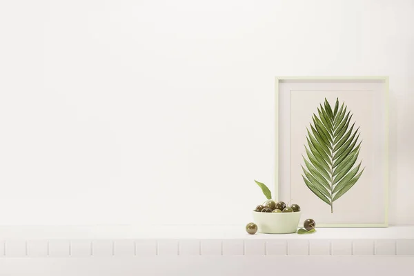 Monstera yaprağı tenceresi ve boş beyaz arka planda dekorasyon malzemeleriyle iç duvar modeli. Ortasında boş yer var. 3B görüntüleme, illüstrasyon.