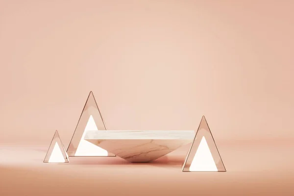 Zeminde taş podyum ve üçgen lambalar olan minimal bir sahne. Güzellik için soyut kozmetik arka plan. Pastel pembe renk sahnesi. Kadınsı kopyalama alanı şablonu 3d oluşturma
