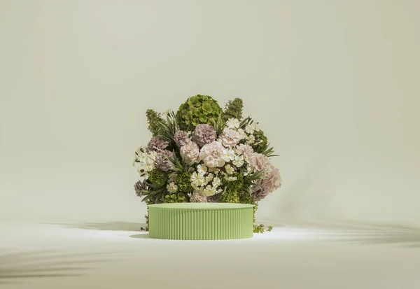 3 boyutlu podyum, ortanca çiçeği ve dekoratif vazolarla birlikte pastel yeşil arka plan. Şakayık çiçeği ve doğa yaprağı. Güzellik ve ürün için minimum kaide. Kadınsı kopyalama alanı şablonu 3d oluşturma