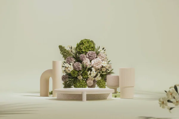 3 boyutlu podyum, pastel krem ve yapraklı bej arka plan, çiçekler ve dekoratif vazolar. Güzellik, ürün ve moda için minimum kaide. Kadınsı kopyalama alanı şablonu 3d oluşturma
