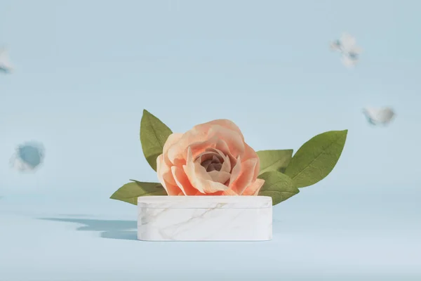 3 boyutlu podyum, gül çiçekli pastel mavi arkaplan. Orkide çiçeği ve palmiye yaprağı gölgesi. Güzellik için minimum kaide, kozmetik ürün. Valentine, kadınsı kopyalama alanı şablonu 3d oluşturma