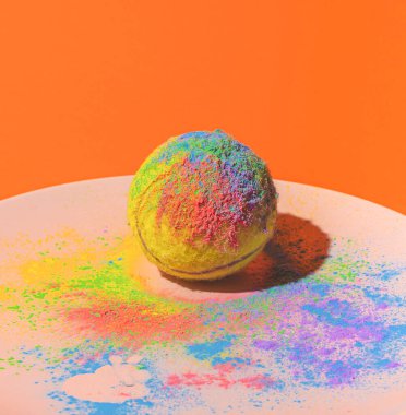 Turuncu arka planda renkli tebeşirle tenis topunun en az yaratıcı bileşimi