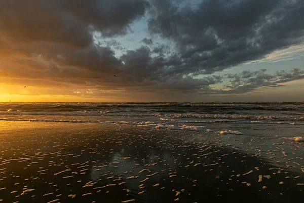 Sahilde gün batımı