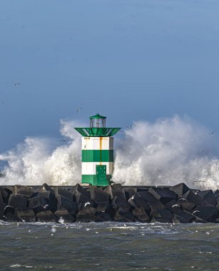 Fırtına sırasında dalgaların vurduğu bir deniz fenerinin ayrıntıları