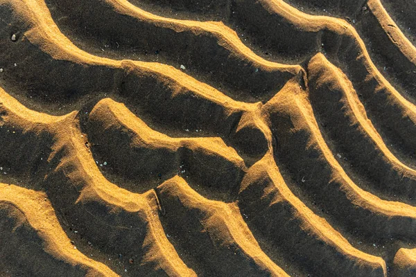 Altın saat boyunca kumsalda dalgalar