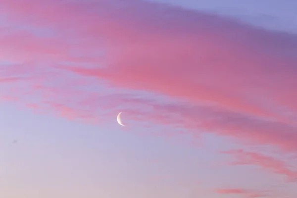 kırmızı bulutlu utangaç ay