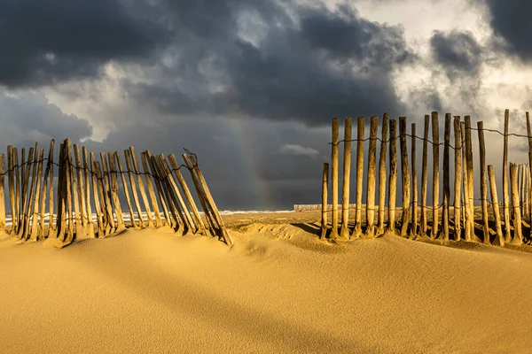 Fırtınalı bir günde kumsalda gökkuşağı